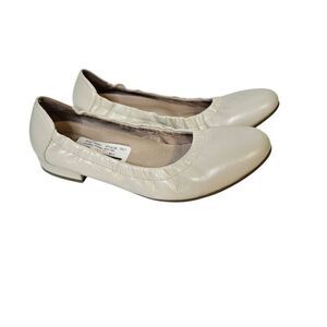 David Tate cream colored leather flats. Size 7. NWT.